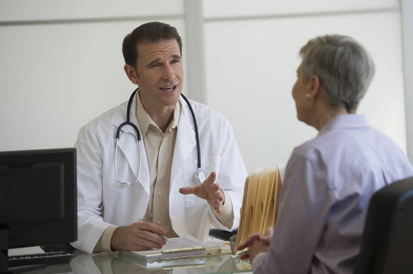 西方人,背部,两个人,医生,病人,办公室,医院,坐,说,横图,室内,白天,正面,工作服,制服,讨论,电脑,显示器,鼠标,键盘,家具,桌子,欧洲,欧洲人,服装,网络,材料,档案,文件,纸,办公桌,注视,休闲装,输入设备,通讯设备,相视,衣服,白色,手稿,听诊器,资料,观察,记录,看,医护人员,医疗人员,休闲,面对面,休闲服,台式电脑,服饰,观看,对视,证明,察看,医疗设备,互视,白大褂,关注,文档,病患,医疗器械,通信设备,相对,医疗工具,输出设备,医疗机构,记载,相看,办公家具,工作制服,记实,纪录,检测工具,交流,老年女性,男人,男性,女人,女性,中年男性,白种人,大夫,患者,就医者,沟通,讲话,交谈,商讨,说话,谈话,坐着,半身,彩图,工作套服,病院,诊所,病历