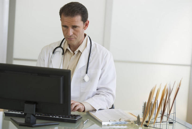 西方人,一个人,医生,办公室,医院,坐,横图,室内,白天,正面,工作服,制服,电脑,显示器,鼠标,键盘,家具,桌子,笔筒,欧洲,欧洲人,仅一个男性,仅一个人,仅一个中年男性,敲打,网络,笔,材料,档案,文件,纸,办公桌,办公用品,注视,输入,输入设备,通讯设备,水笔,文具,白色,容器,手稿,听诊器,学习用品,资料,打字,观察,记录,看,医护人员,医疗人员,器皿,台式电脑,观看,储藏,点击,敲击,文具用品,证明,察看,医疗设备,白大褂,储存,关注,文档,医疗器械,通信设备,医疗工具,输出设备,医疗机构,记载,办公家具,工作制服,记实,纪录,检测工具,插笔器具,文房用具,按键,男人,男性,中年男性,白种人,大夫,坐着,半身,彩图,工作套服,病院,诊所,贮存,病历