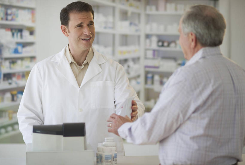 西方人,背部,两个人,药剂师,商店,站,笑,微笑,露齿笑,横图,室内,白天,正面,安全,欧洲,欧洲人,一排,许多,握,阴影,服装,朦胧,模糊,整齐,并列,并排,反射,药剂,影子,防护,很多,拿,拿着,注视,商铺,顾客,货架,相视,架子,玻璃制品,排列,衣服,白色,玻璃瓶,瓶子,药品,药店,观察,看,站着,面对面,治疗,握着,pos机,服饰,药房,收银台,观看,对视,保护,药物,察看,医疗,互视,衣着,白大褂,穿着,队列,关注,收银,收银机,保险,相对,预防,陈列架,平行,实验服,相看,超市货架,市肆,商号,衣饰,主顾,平安,老年男性,男人,男性,中年男性,白种人,配药师,站立,半身,彩图,店铺,实验衣