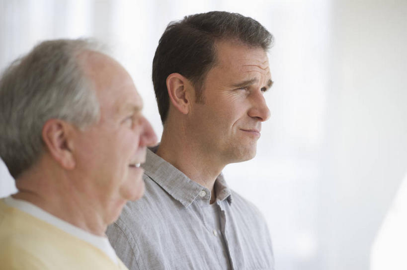 西方人,两个人,家庭,父亲,儿子,站,笑,微笑,横图,室内,白天,侧面,窗户,欧洲,欧洲人,阴影,服装,反射,影子,墙,注视,休闲装,玻璃窗,墙壁,墙面,衣服,白色,观察,看,站着,休闲,温暖,温馨,父子,一家人,休闲服,父爱,服饰,观看,和睦,察看,关注,老年男性,男人,男性,中年男性,白种人,站立,半身,彩图,融洽