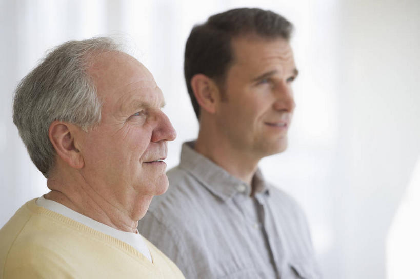 西方人,两个人,家庭,父亲,儿子,站,笑,微笑,横图,室内,白天,侧面,窗户,欧洲,欧洲人,阴影,服装,反射,影子,墙,注视,休闲装,玻璃窗,墙壁,墙面,衣服,白色,观察,看,站着,休闲,温暖,温馨,父子,一家人,休闲服,父爱,服饰,观看,和睦,察看,关注,老年男性,男人,男性,中年男性,白种人,站立,半身,彩图,融洽