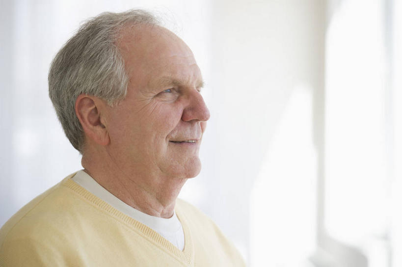 西方人,脸,头,脸颊,脖子,一个人,站,笑,微笑,横图,室内,特写,白天,侧面,窗户,欧洲,欧洲人,仅一个男性,仅一个人,阴影,服装,反射,影子,墙,注视,休闲装,肩膀,玻璃窗,墙壁,墙面,衣服,黄色,白色,观察,看,站着,仅一个老年男性,休闲,休闲服,服饰,观看,察看,关注,老年男性,男人,男性,白种人,头部,脖,颈,颈部,脸部,脸蛋,面部,站立,半身,彩图