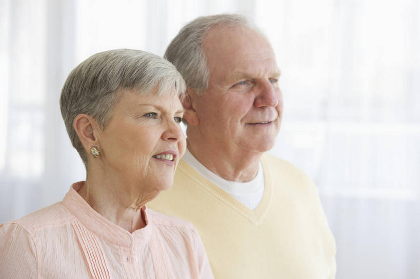 西方人,老年人,两个人,家庭,夫妻,站,笑,微笑,露齿笑,横图,室内,白天,正面,爱情,窗户,欧洲,欧洲人,阴影,服装,反射,影子,墙,浪漫,注视,休闲装,玻璃窗,墙壁,墙面,装饰品,衣服,白色,耳环,饰品,首饰,观察,看,站着,休闲,温暖,温馨,一家人,休闲服,恩爱,恋人,服饰,观看,和睦,察看,关注,耳饰,老年男性,老年女性,男人,男性,女人,女性,白种人,夫妇,情侣,站立,半身,彩图,伴侣,融洽