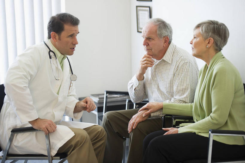 西方人,老年人,三个人,家庭,夫妻,医生,病人,医院,坐,说,横图,室内,白天,正面,工作服,制服,爱情,讨论,椅子,欧洲,欧洲人,服装,墙,浪漫,注视,休闲装,相视,墙壁,墙面,衣服,白色,会议椅,听诊器,观察,看,医护人员,医疗人员,休闲,温暖,温馨,一家人,面对面,休闲服,恩爱,恋人,服饰,观看,对视,办公椅,和睦,察看,医疗设备,互视,白大褂,关注,病患,医疗器械,相对,医疗工具,医疗机构,相看,商务椅,培训椅,工作制服,检测工具,交流,老年男性,老年女性,男人,男性,女人,女性,中年男性,白种人,夫妇,情侣,大夫,患者,就医者,沟通,讲话,交谈,商讨,说话,谈话,坐着,半身,彩图,工作套服,病院,诊所,伴侣,融洽