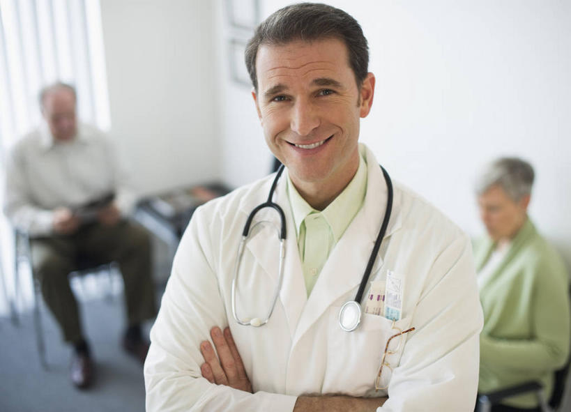 西方人,老年人,三个人,家庭,夫妻,医生,病人,医院,站,坐,笑,双手交叉,微笑,露齿笑,横图,室内,白天,正面,工作服,制服,爱情,椅子,欧洲,欧洲人,服装,朦胧,模糊,墙,浪漫,注视,休闲装,墙壁,墙面,衣服,白色,会议椅,听诊器,观察,看,站着,医护人员,医疗人员,休闲,温暖,温馨,一家人,休闲服,恩爱,恋人,服饰,观看,办公椅,和睦,察看,医疗设备,双手抱胸,白大褂,关注,病患,医疗器械,医疗工具,医疗机构,商务椅,培训椅,工作制服,检测工具,老年男性,老年女性,男人,男性,女人,女性,中年男性,白种人,夫妇,情侣,大夫,患者,就医者,站立,坐着,半身,彩图,工作套服,病院,诊所,伴侣,融洽