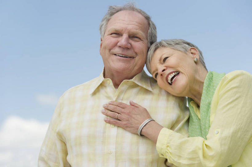 西方人,老年人,两个人,家庭,夫妻,站,笑,摸,微笑,露齿笑,横图,室外,白天,仰视,爱情,欧洲,欧洲人,抚摸,阴影,服装,装饰,光线,丝巾,影子,云,云朵,浪漫,云彩,依偎,注视,休闲装,装饰品,衣服,黄色,蓝色,白云,蓝天,天空,阳光,饰品,手链,首饰,天,观察,看,靠,靠着,倚靠,站着,休闲,温暖,温馨,一家人,休闲服,恩爱,恋人,服饰,手镯,晴朗,观看,华丽,点缀,和睦,察看,倚着,关注,镯子,依附,依赖,投靠,衬托,美观,雅致,雅观,老年男性,老年女性,男人,男性,女人,女性,白种人,夫妇,情侣,晴空,触摸,接触,站立,半身,彩图,低角度拍摄,伴侣,融洽