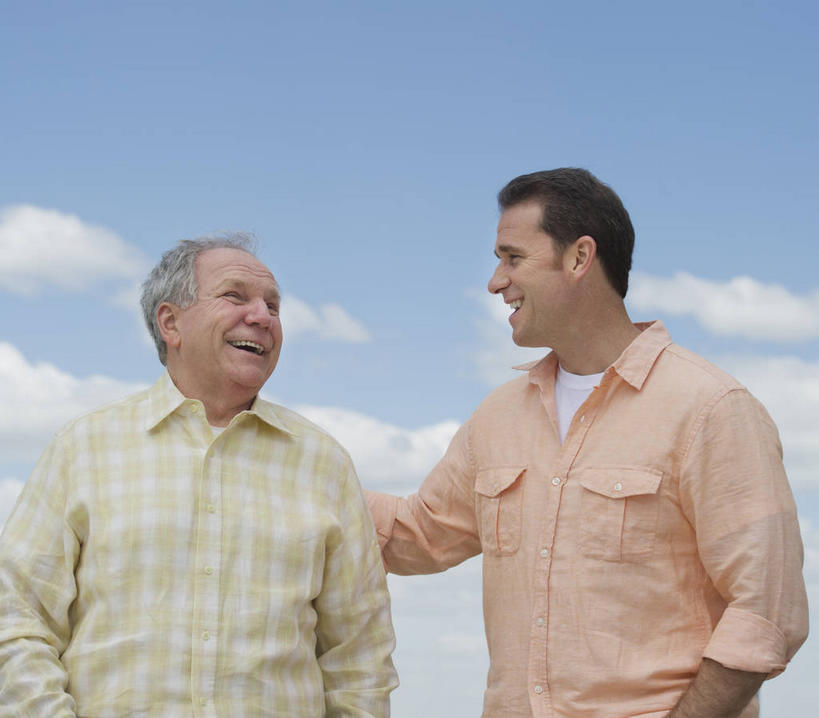 西方人,两个人,家庭,父亲,儿子,站,笑,摸,微笑,露齿笑,横图,室外,白天,正面,欧洲,欧洲人,抚摸,阴影,服装,光线,影子,云,云朵,云彩,注视,休闲装,相视,衣服,蓝色,白云,蓝天,天空,阳光,天,观察,看,站着,休闲,温暖,温馨,父子,一家人,面对面,休闲服,父爱,服饰,晴朗,观看,对视,和睦,察看,互视,关注,相对,相看,老年男性,男人,男性,中年男性,白种人,晴空,触摸,接触,站立,半身,彩图,融洽