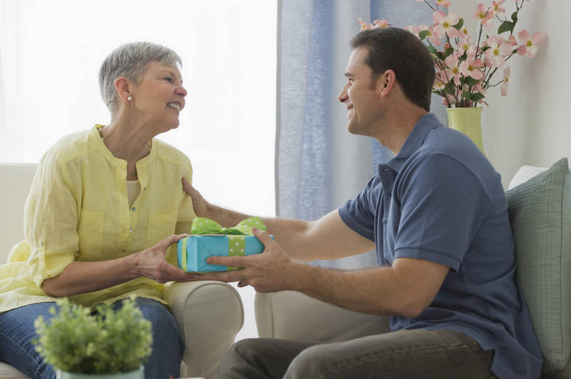 西方人,两个人,家庭,母亲,儿子,客厅,坐,笑,微笑,露齿笑,横图,室内,白天,正面,植物,窗户,窗帘,靠垫,沙发,花瓶,礼盒,礼物,欧洲,欧洲人,握,服装,装饰,盛开,包装,包装纸,盆栽,丝绸,丝带,纸,纸盒,陶瓷,缎带,靠枕,盆景,陶瓷制品,纸张,拿,花蕾,拿着,注视,休闲装,玻璃窗,相视,绸带,盒子,花,花瓣,花朵,鲜花,一个,衣服,绿色,自然,帘子,包装盒,瓶子,礼品盒,垫子,枕头,花苞,花蕊,观察,看,休闲,温暖,温馨,母子,一家人,面对面,休闲服,遮阳,母爱,握着,服饰,礼品,生长,单个,成长,观看,对视,华丽,修饰,点缀,和睦,察看,包装材料,起居室,牛皮纸,互视,关注,相对,布艺沙发,相看,衬托,美观,雅致,雅观,客堂,老年女性,男人,男性,女人,女性,中年男性,白种人,坐着,半身,彩图,融洽