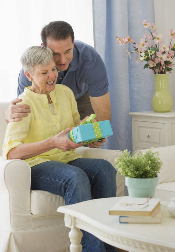 西方人,两个人,家庭,母亲,儿子,客厅,站,坐,抱,笑,微笑,露齿笑,竖图,室内,白天,正面,植物,窗户,窗帘,靠垫,沙发,桌子,花瓶,礼盒,礼物,书籍,欧洲,欧洲人,握,服装,装饰,盛开,木制,包装,包装纸,盆栽,丝绸,丝带,纸,纸盒,陶瓷,缎带,靠枕,盆景,陶瓷制品,纸张,拿,花蕾,茶几,拿着,注视,休闲装,玻璃窗,绸带,盒子,花,花瓣,花朵,鲜花,一个,衣服,绿色,自然,帘子,包装盒,木制品,瓶子,礼品盒,垫子,枕头,花苞,花蕊,观察,看,站着,休闲,温暖,温馨,母子,一家人,休闲服,遮阳,母爱,握着,服饰,礼品,生长,单个,成长,抱着,观看,华丽,修饰,点缀,和睦,察看,包装材料,起居室,牛皮纸,搂着,关注,布艺沙发,衬托,美观,雅致,雅观,客堂,老年女性,男人,男性,女人,女性,中年男性,白种人,书,图书,怀抱,搂,搂抱,相抱,拥抱,站立,坐着,半身,彩图,融洽