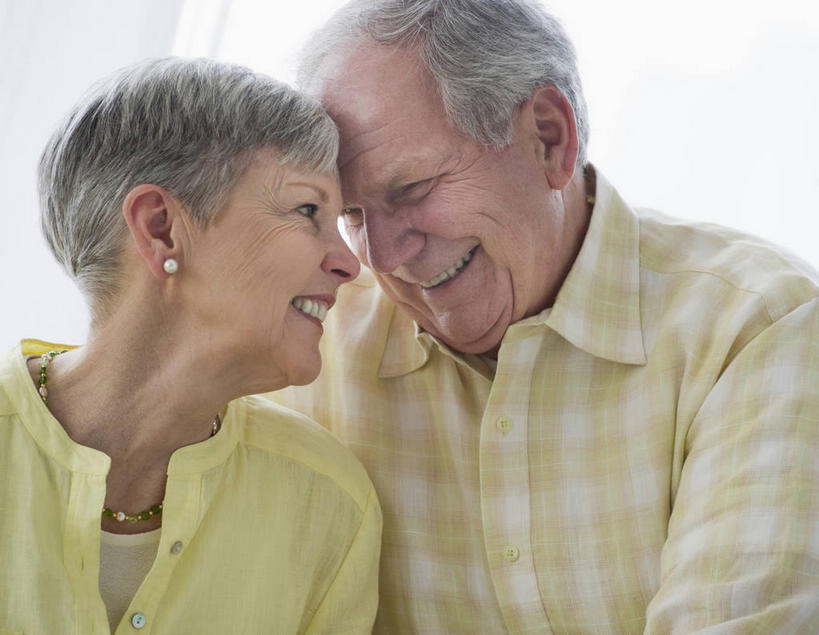 西方人,老年人,两个人,家庭,夫妻,坐,笑,微笑,露齿笑,横图,室内,白天,正面,爱情,欧洲,欧洲人,服装,浪漫,依偎,注视,休闲装,相视,装饰品,衣服,耳环,饰品,首饰,观察,看,靠,靠着,倚靠,休闲,温暖,温馨,一家人,面对面,休闲服,恩爱,恋人,服饰,观看,对视,和睦,察看,互视,倚着,关注,相对,相看,依附,依赖,投靠,耳饰,老年男性,老年女性,男人,男性,女人,女性,白种人,夫妇,情侣,坐着,半身,彩图,伴侣,融洽