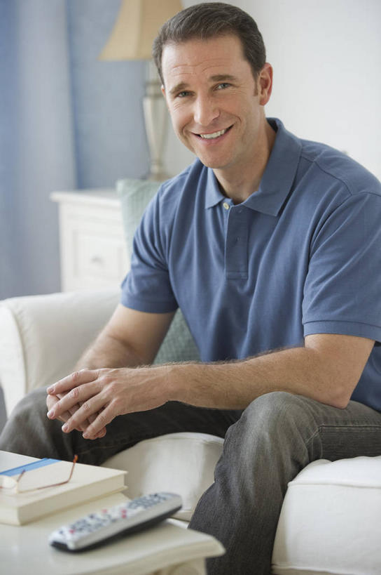 西方人,一个人,客厅,坐,笑,微笑,露齿笑,竖图,室内,白天,正面,沙发,台灯,桌子,书籍,照明,欧洲,欧洲人,仅一个男性,仅一个人,仅一个中年男性,握,服装,朦胧,模糊,木制,灯光,茶几,扭头,注视,休闲装,灯,衣服,木制品,灯具,遥控器,观察,看,转头,休闲,休闲服,握着,服饰,观看,照亮,察看,起居室,照明设备,关注,布艺沙发,客堂,男人,男性,中年男性,白种人,书,图书,坐着,半身,彩图