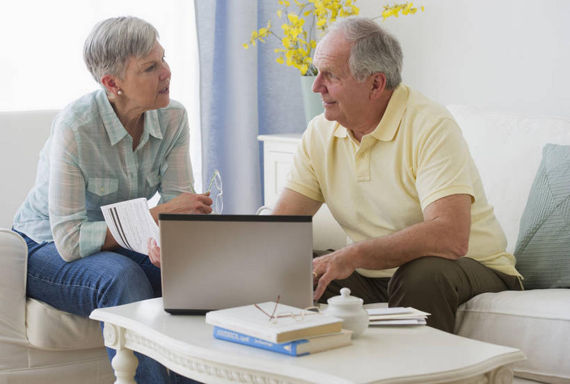 西方人,老年人,两个人,家庭,夫妻,客厅,坐,笑,说,微笑,露齿笑,横图,室内,白天,正面,爱情,讨论,智慧,电脑,笔记本电脑,靠垫,沙发,桌子,花瓶,书籍,欧洲,欧洲人,阴影,服装,艺术,盛开,反射,网络,木制,影子,陶瓷,墙,靠枕,陶瓷制品,浪漫,花蕾,茶几,注视,休闲装,文化,通讯设备,相视,墙壁,墙面,花,花瓣,花朵,鲜花,一个,衣服,黄色,白色,插花,木制品,瓶子,垫子,枕头,花苞,花蕊,观察,看,休闲,温暖,温馨,一家人,面对面,休闲服,恩爱,恋人,服饰,单个,观看,对视,插花艺术,和睦,察看,创造,无线,起居室,互视,关注,创作,通信设备,相对,无线网络,想象,布艺沙发,无线上网,便携式电脑,相看,客堂,交流,手提电脑,老年男性,老年女性,男人,男性,女人,女性,白种人,夫妇,情侣,书,图书,沟通,讲话,交谈,商讨,说话,谈话,坐着,半身,彩图,伴侣,融洽