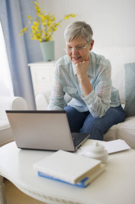 西方人,一个人,客厅,坐,竖图,室内,白天,正面,智慧,电脑,笔记本电脑,窗帘,靠垫,沙发,桌子,花瓶,书籍,欧洲,欧洲人,仅一个女性,仅一个人,撑,阴影,服装,裤子,朦胧,模糊,艺术,装饰,盛开,反射,网络,木制,影子,陶瓷,墙,靠枕,陶瓷制品,花蕾,茶几,托腮,注视,牛仔裤,休闲装,文化,通讯设备,墙壁,墙面,花,花瓣,花朵,鲜花,一个,衣服,黄色,白色,插花,帘子,木制品,瓶子,垫子,枕头,花苞,花蕊,观察,看,托,休闲,休闲服,遮阳,服饰,仅一个老年女性,单个,观看,华丽,修饰,插花艺术,点缀,察看,创造,无线,起居室,关注,托下巴,创作,通信设备,无线网络,想象,布艺沙发,无线上网,便携式电脑,衬托,美观,雅致,雅观,客堂,单手托腮,手提电脑,老年女性,女人,女性,白种人,书,图书,坐着,半身,彩图