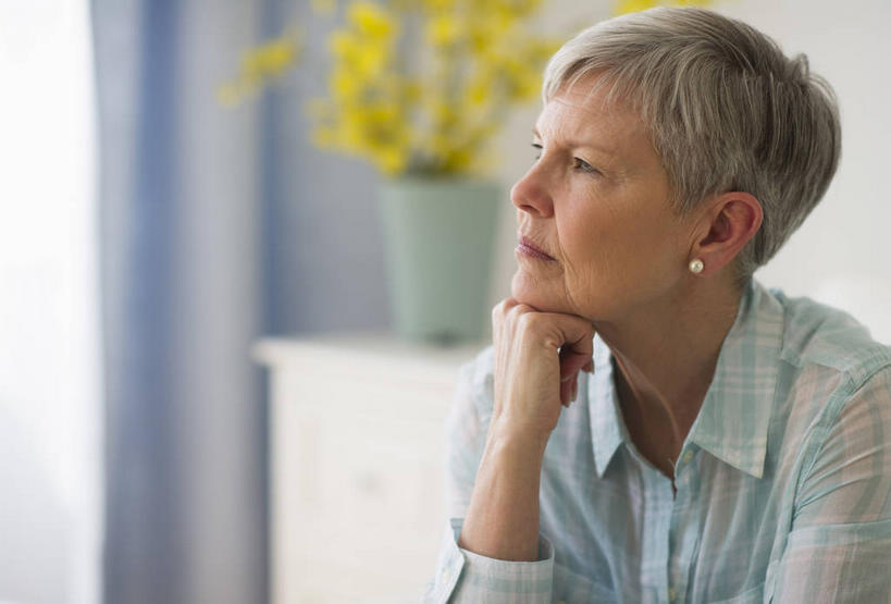 西方人,一个人,坐,横图,室内,白天,正面,智慧,窗帘,花瓶,欧洲,欧洲人,仅一个女性,仅一个人,撑,阴影,服装,朦胧,模糊,艺术,装饰,盛开,反射,影子,陶瓷,墙,陶瓷制品,花蕾,扭头,托腮,注视,休闲装,文化,墙壁,墙面,装饰品,花,花瓣,花朵,鲜花,一个,衣服,黄色,蓝色,白色,插花,帘子,耳环,瓶子,饰品,首饰,花苞,花蕊,观察,看,托,转头,休闲,休闲服,遮阳,服饰,仅一个老年女性,单个,观看,华丽,修饰,插花艺术,点缀,察看,创造,关注,托下巴,创作,想象,衬托,美观,雅致,雅观,耳饰,单手托腮,老年女性,女人,女性,白种人,坐着,半身,彩图