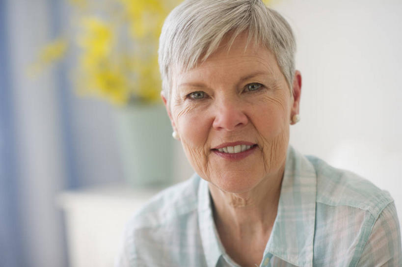 西方人,脸,头,脸颊,脖子,头发,一个人,笑,微笑,露齿笑,横图,室内,特写,白天,正面,智慧,窗帘,花瓶,欧洲,欧洲人,仅一个女性,仅一个人,阴影,服装,朦胧,模糊,艺术,装饰,盛开,反射,影子,陶瓷,墙,陶瓷制品,花蕾,注视,休闲装,文化,肩膀,墙壁,墙面,装饰品,花,花瓣,花朵,鲜花,一个,衣服,黄色,蓝色,白色,插花,帘子,耳环,瓶子,饰品,首饰,花苞,花蕊,观察,看,休闲,休闲服,遮阳,服饰,仅一个老年女性,单个,观看,华丽,修饰,插花艺术,点缀,察看,创造,关注,创作,想象,衬托,美观,雅致,雅观,耳饰,老年女性,女人,女性,白种人,头部,直发,脖,颈,颈部,脸部,脸蛋,面部,半身,彩图,短发