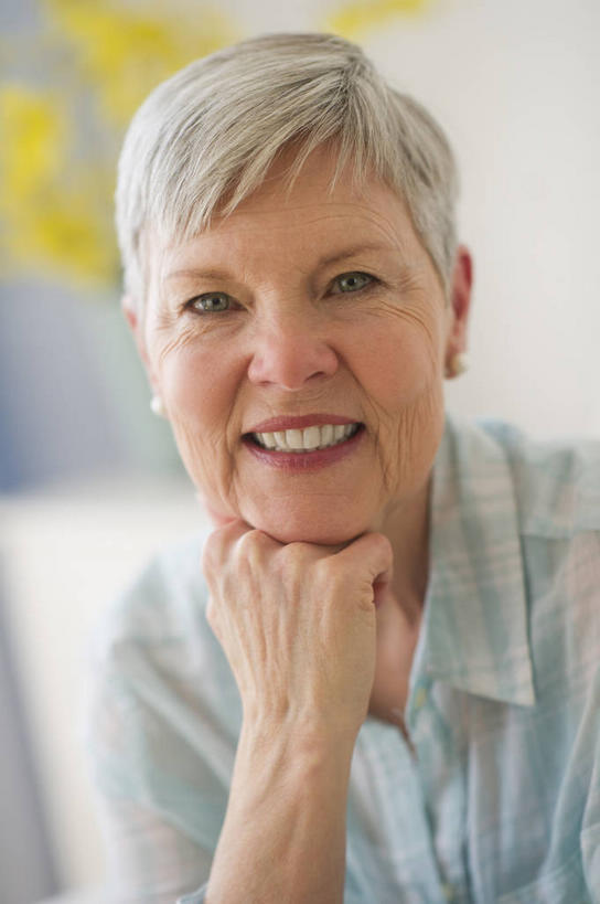 西方人,脸,头,脸颊,脖子,手,头发,一个人,笑,微笑,露齿笑,竖图,室内,特写,白天,正面,智慧,窗帘,花瓶,欧洲,欧洲人,仅一个女性,仅一个人,撑,阴影,服装,朦胧,模糊,艺术,装饰,盛开,反射,影子,陶瓷,墙,陶瓷制品,花蕾,托腮,注视,休闲装,文化,肩膀,墙壁,墙面,装饰品,花,花瓣,花朵,鲜花,一个,衣服,黄色,蓝色,白色,插花,帘子,耳环,瓶子,饰品,首饰,花苞,花蕊,观察,看,托,休闲,手部,休闲服,遮阳,服饰,仅一个老年女性,单个,观看,单手,华丽,修饰,插花艺术,点缀,察看,创造,关注,托下巴,创作,想象,衬托,美观,雅致,雅观,耳饰,单手托腮,老年女性,女人,女性,白种人,头部,直发,脖,颈,颈部,脸部,脸蛋,面部,半身,彩图,短发