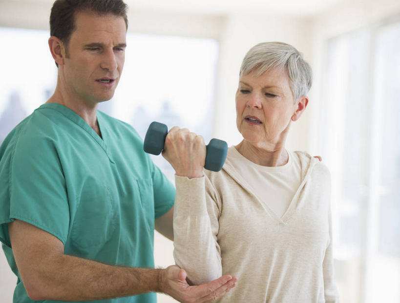 西方人,两个人,健身房,站,横图,室内,白天,正面,工作服,制服,锻炼,运动,窗户,哑铃,欧洲,欧洲人,握,阴影,服装,朦胧,模糊,反射,影子,墙,拿,拿着,注视,休闲装,娱乐,运动器械,玻璃窗,墙壁,墙面,一个,衣服,绿色,白色,观察,看,站着,教练,享受,休闲,休闲服,健身器械,放松,握着,服饰,单个,观看,察看,关注,健身器材,室内运动,工作制服,老年女性,男人,男性,女人,女性,中年男性,白种人,站立,半身,彩图,工作套服,健身,健身馆,运动器材