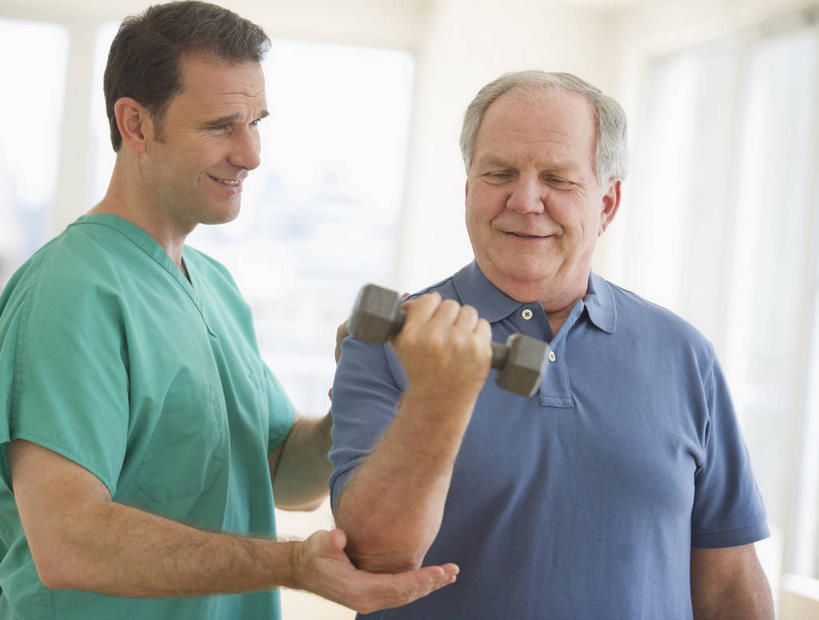 西方人,两个人,健身房,站,横图,室内,白天,正面,工作服,制服,锻炼,运动,窗户,哑铃,欧洲,欧洲人,握,阴影,服装,朦胧,模糊,反射,影子,墙,拿,拿着,注视,休闲装,娱乐,运动器械,玻璃窗,墙壁,墙面,一个,衣服,绿色,白色,观察,看,站着,教练,享受,休闲,休闲服,健身器械,放松,握着,服饰,单个,观看,察看,关注,健身器材,室内运动,工作制服,老年男性,男人,男性,中年男性,白种人,站立,半身,彩图,工作套服,健身,健身馆,运动器材