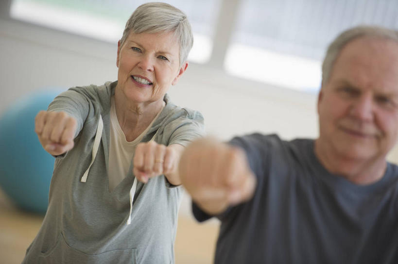 西方人,老年人,两个人,家庭,夫妻,健身房,站,横图,室内,白天,正面,运动服,爱情,锻炼,运动,窗户,欧洲,欧洲人,握,阴影,服装,朦胧,模糊,反射,图形,影子,墙,几何,浪漫,注视,娱乐,玻璃窗,墙壁,墙面,一个,衣服,蓝色,白色,观察,看,握拳,站着,享受,休闲,球体,温暖,温馨,一家人,健身球,恩爱,放松,握着,恋人,服饰,单个,观看,瑜伽球,和睦,察看,衣着,穿着,关注,数学,室内运动,衣饰,老年男性,老年女性,男人,男性,女人,女性,白种人,夫妇,情侣,站立,半身,彩图,健身,健身馆,几何图形,立体几何,立体图形,伴侣,融洽,运动装