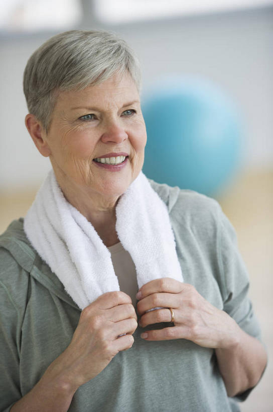 西方人,一个人,健身房,站,笑,微笑,露齿笑,竖图,室内,白天,正面,窗户,欧洲,欧洲人,仅一个女性,仅一个人,握,阴影,服装,朦胧,模糊,反射,纺织物,影子,拿,拿着,注视,休闲装,玻璃窗,一个,衣服,蓝色,白色,毛巾,观察,看,清洁,站着,休闲,休闲服,健身球,握着,服饰,仅一个老年女性,单个,观看,保暖,瑜伽球,察看,关注,透气,防水,储水,耐磨,吸水,老年女性,女人,女性,白种人,站立,半身,彩图,健身馆