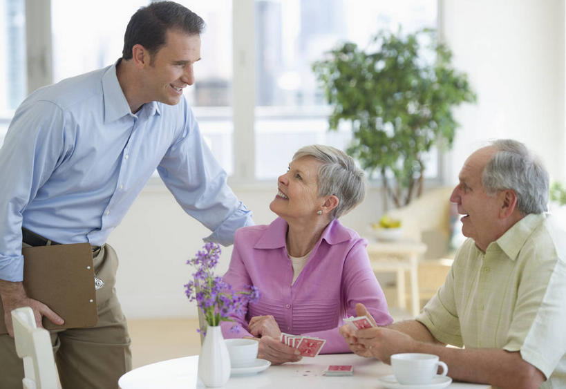 咖啡,西方人,老年人,三个人,家庭,夫妻,站,坐,笑,微笑,露齿笑,横图,室内,白天,正面,爱情,游戏,赌博,贪欲,幸福,智慧,竞争,植物,餐桌,窗户,桌子,杯子,餐具,花瓶,扑克牌,纸牌,玩具,椅子,扑克,欧洲,欧洲人,握,阴影,服装,朦胧,模糊,艺术,盛开,反射,材料,瓷器,档案,碟子,盘,盆栽,文件,影子,纸,陶瓷,木椅,墙,咖啡杯,盆景,陶瓷制品,浪漫,拿,玩,花蕾,拿着,注视,休闲装,文化,娱乐,刺激,玻璃窗,相视,墙壁,墙面,花,花瓣,花朵,鲜花,饮料,一个,衣服,绿色,白色,自然,插花,盘子,瓶子,手稿,资料,碟,花苞,花蕊,观察,看,站着,享受,休闲,温暖,温馨,一家人,面对面,休闲服,恩爱,放松,乐趣,握着,恋人,服饰,生长,单个,成长,餐台,观看,活动,对视,证明,插花艺术,和睦,察看,创造,提神,舒适,互视,发泄,关注,消遣,智力,赌具,文档,创作,瓷杯,醒脑,相对,想象,相看,投机,侥幸,欲望,宣泄,软饮料,老年男性,老年女性,男人,男性,女人,女性,中年男性,白种人,夫妇,情侣,玩耍,嬉戏,站立,坐着,半身,彩图,伴侣,融洽,胜负,输赢