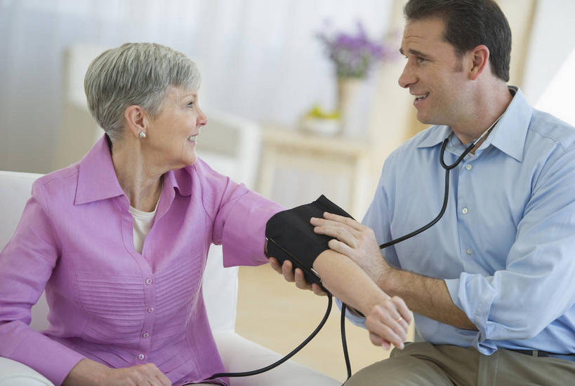 西方人,两个人,病人,护士,客厅,坐,笑,微笑,露齿笑,横图,室内,白天,正面,智慧,沙发,桌面,桌子,花瓶,欧洲,欧洲人,握,服装,朦胧,模糊,艺术,盛开,测量,木制,刻度,陶瓷,陶瓷制品,拿,花蕾,拿着,注视,休闲装,文化,相视,花,花瓣,花朵,鲜花,一个,衣服,插花,木制品,瓶子,听诊器,花苞,花蕊,观察,看,休闲,面对面,休闲服,握着,服饰,单个,观看,测量工具,对视,插花艺术,察看,医疗设备,血压计,创造,起居室,互视,白衣天使,关注,病患,创作,医疗器械,相对,医疗工具,想象,布艺沙发,相看,量具,量仪,血压表,客堂,检测工具,老年女性,男人,男性,女人,女性,中年男性,白种人,患者,就医者,坐着,半身,彩图