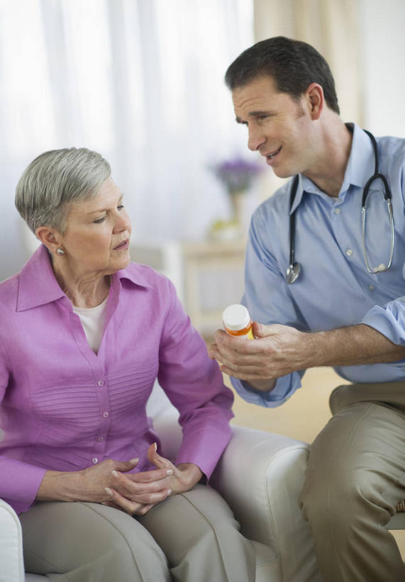 西方人,两个人,病人,护士,客厅,坐,说,竖图,室内,白天,正面,讨论,智慧,安全,沙发,桌面,桌子,花瓶,欧洲,欧洲人,握,服装,朦胧,模糊,艺术,盛开,木制,药剂,药丸,陶瓷,防护,陶瓷制品,拿,花蕾,拿着,注视,休闲装,文化,药片,相视,玻璃制品,花,花瓣,花朵,鲜花,一个,衣服,插花,玻璃瓶,木制品,瓶子,听诊器,药品,花苞,花蕊,观察,看,休闲,面对面,休闲服,治疗,握着,服饰,单个,观看,对视,保护,药物,插花艺术,察看,医疗,医疗设备,创造,起居室,互视,白衣天使,关注,病患,创作,医疗器械,保险,相对,预防,医疗工具,想象,布艺沙发,相看,客堂,检测工具,交流,平安,老年女性,男人,男性,女人,女性,中年男性,白种人,患者,就医者,沟通,讲话,交谈,商讨,说话,谈话,坐着,半身,彩图