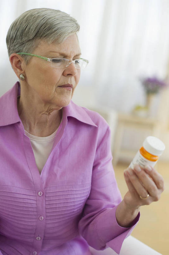 西方人,一个人,坐,竖图,室内,白天,正面,智慧,安全,花瓶,欧洲,欧洲人,仅一个女性,仅一个人,一副,握,服装,朦胧,模糊,艺术,装饰,盛开,眼镜,药剂,陶瓷,防护,陶瓷制品,拿,花蕾,拿着,注视,休闲装,文化,花,花瓣,花朵,鲜花,一个,衣服,紫色,插花,瓶子,塑料制品,药品,花苞,花蕊,观察,看,休闲,休闲服,塑料瓶,治疗,握着,服饰,仅一个老年女性,单个,观看,老花镜,保护,华丽,修饰,药物,插花艺术,点缀,察看,医疗,创造,关注,创作,保险,预防,想象,衬托,美观,雅致,雅观,远视眼镜,平安,老年女性,女人,女性,白种人,坐着,半身,彩图