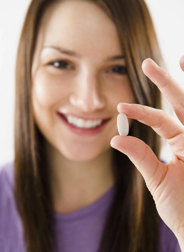 西方人,脸,头,脸颊,手,头发,一个人,站,笑,微笑,露齿笑,竖图,室内,特写,白天,正面,安全,欧洲,欧洲人,仅一个年轻女性,仅一个女性,仅一个人,握,服装,药剂,药丸,棕色,防护,拿,拿着,注视,休闲装,药片,一个,衣服,紫色,药品,观察,看,站着,休闲,手部,休闲服,治疗,握着,服饰,单个,观看,保护,单手,药物,察看,医疗,关注,保险,预防,平安,年轻女性,女人,女性,白种人,头部,长发,直发,脸部,脸蛋,面部,站立,半身,彩图