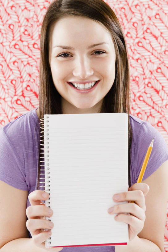 西方人,一个人,笑,微笑,露齿笑,竖图,室内,白天,正面,壁纸,欧洲,欧洲人,仅一个年轻女性,仅一个女性,仅一个人,握,阴影,服装,反射,笔,影子,墙,办公用品,记事本,拿,拿着,注视,休闲装,墙壁,墙面,文具,衣服,粉色,紫色,本子,笔记本,铅笔,学习用品,观察,看,休闲,休闲服,握着,服饰,观看,文具用品,一支,察看,关注,年轻女性,女人,女性,白种人,墙纸,半身,彩图