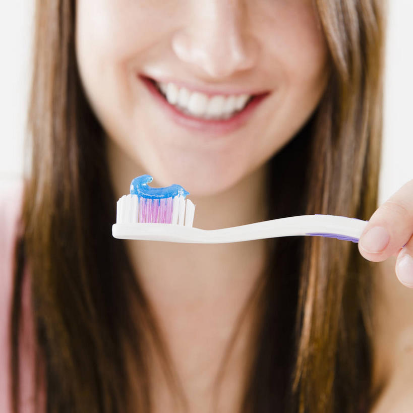 西方人,脸,头,脸颊,手,头发,一个人,笑,微笑,露齿笑,方图,室内,特写,白天,白色背景,正面,欧洲,欧洲人,仅一个年轻女性,仅一个女性,仅一个人,一把,握,牙膏,牙刷,棕色,拿,拿着,蓝色,日用品,清洁,手部,握着,摄影,影棚,洗漱用品,单手,卫生,年轻女性,女人,女性,白种人,头部,长发,直发,脸部,脸蛋,面部,半身,彩图,影棚拍摄,拍摄