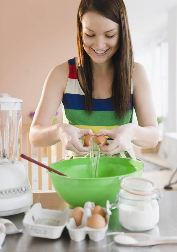 西方人,一个人,笑,微笑,露齿笑,竖图,室内,白天,正面,厨房,桌面,桌子,玻璃,欧洲,欧洲人,仅一个年轻女性,仅一个女性,仅一个人,握,阴影,服装,环保,朦胧,模糊,反射,木制,蛋格,电器,粉末,工具,影子,陶瓷,墙,蛋,鸡蛋,面粉,陶瓷制品,拿,粮食,拿着,注视,休闲装,设备,墙壁,墙面,玻璃制品,衣服,玻璃瓶,木制品,瓶子,容器,碗,低头,观察,搅拌,看,休闲,休闲服,粉,握着,服饰,能源,观看,储藏,农产品,回收,资源,察看,研磨,切割,家电,家用电器,储存,关注,搅拌机,利用,低碳,原材料,广口瓶,鸡蛋盒,循环,草鸡蛋,鸡蛋格,蛋托,蛋盒,卵,粉状,垂头,持续,年轻女性,女人,女性,白种人,半身,彩图,灶间,贮存