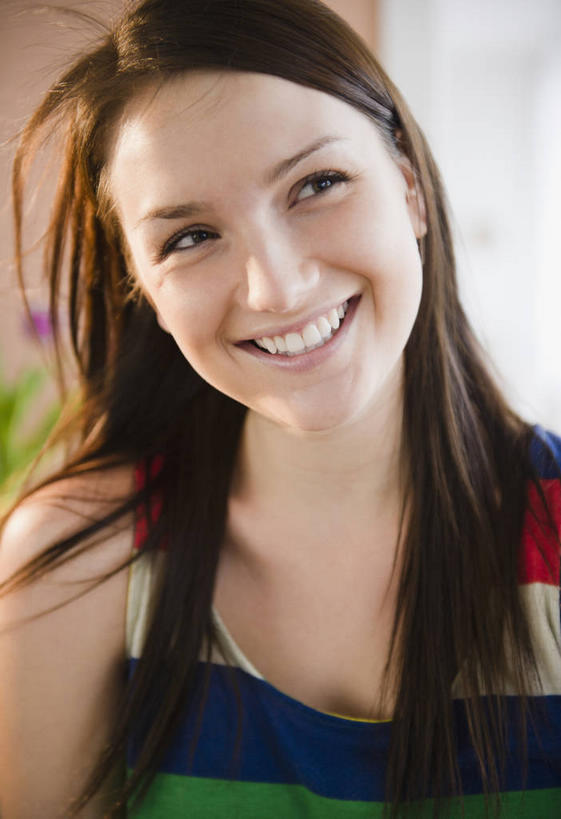 西方人,一个人,站,笑,微笑,露齿笑,竖图,室内,白天,正面,智慧,花瓶,欧洲,欧洲人,仅一个年轻女性,仅一个女性,仅一个人,阴影,服装,朦胧,模糊,艺术,装饰,盛开,反射,影子,陶瓷,墙,陶瓷制品,花蕾,注视,休闲装,文化,墙壁,墙面,花,花瓣,花朵,鲜花,衣服,插花,瓶子,花苞,花蕊,观察,看,站着,休闲,休闲服,服饰,观看,华丽,修饰,插花艺术,点缀,察看,创造,关注,创作,想象,衬托,美观,雅致,雅观,年轻女性,女人,女性,白种人,站立,半身,彩图