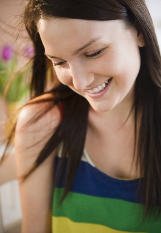 西方人,一个人,站,笑,微笑,露齿笑,竖图,室内,白天,正面,智慧,花瓶,欧洲,欧洲人,仅一个年轻女性,仅一个女性,仅一个人,阴影,服装,朦胧,模糊,艺术,装饰,盛开,反射,影子,陶瓷,墙,陶瓷制品,花蕾,注视,休闲装,文化,墙壁,墙面,花,花瓣,花朵,鲜花,衣服,插花,瓶子,花苞,花蕊,低头,观察,看,站着,休闲,休闲服,服饰,观看,华丽,修饰,插花艺术,点缀,察看,创造,关注,创作,想象,衬托,美观,雅致,雅观,垂头,年轻女性,女人,女性,白种人,站立,半身,彩图