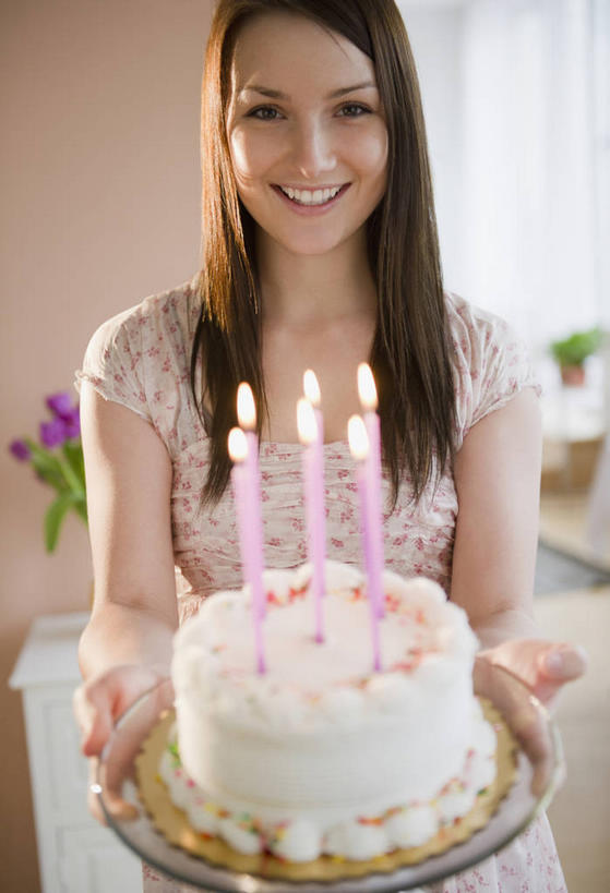 点心,西方人,一个人,站,捧,笑,微笑,露齿笑,竖图,室内,白天,正面,智慧,餐具,花瓶,蜡烛,欧洲,欧洲人,仅一个年轻女性,仅一个女性,仅一个人,阴影,服装,朦胧,模糊,艺术,装饰,盛开,光线,碟子,火焰,盘,影子,烛光,陶瓷,墙,食品,陶瓷制品,燃烧,花蕾,注视,休闲装,文化,墙壁,墙面,花,花瓣,花朵,鲜花,食物,糕点,一个,衣服,插花,盘子,瓶子,碟,生日蛋糕,花苞,花蕊,点燃,观察,看,祈祷,站着,休闲,休闲服,许愿,服饰,单个,观看,纪念,华丽,修饰,祈求,插花艺术,点缀,察看,创造,关注,创作,想象,衬托,美观,雅致,雅观,平安,年轻女性,女人,女性,白种人,端,端着,捧着,手捧,站立,半身,彩图,蛋糕