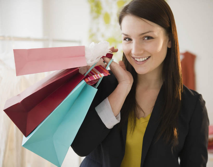 西方人,一个人,站,笑,微笑,露齿笑,横图,室内,白天,正面,购物,消费,袋子,叶子,欧洲,欧洲人,仅一个年轻女性,仅一个女性,仅一个人,握,阴影,服装,朦胧,模糊,反射,包装袋,手提袋,影子,绿叶,购物袋,拿,拿着,注视,休闲装,衣服,观察,看,站着,休闲,休闲服,嫩叶,握着,金融,服饰,观看,察看,购买,关注,贸易,年轻女性,女人,女性,白种人,叶,叶片,站立,半身,彩图