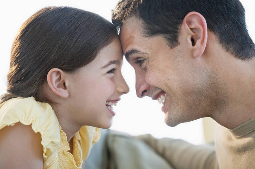 西方人,儿童,中年人,脸,头,脸颊,两个人,家庭,父亲,女儿,笑,微笑,露齿笑,横图,室内,特写,白天,侧面,纯洁,欧洲,欧洲人,阴影,服装,反射,影子,依偎,注视,休闲装,相视,小孩,衣服,黄色,观察,看,靠,靠着,倚靠,休闲,温暖,温馨,父女,一家人,面对面,休闲服,父爱,可爱,童年,童趣,服饰,观看,对视,和睦,察看,互视,倚着,关注,相对,童真,烂漫,无邪,相看,依附,依赖,投靠,天真,男人,男性,女孩,中年男性,白种人,孩子,头部,脸部,脸蛋,面部,半身,彩图,融洽,女生