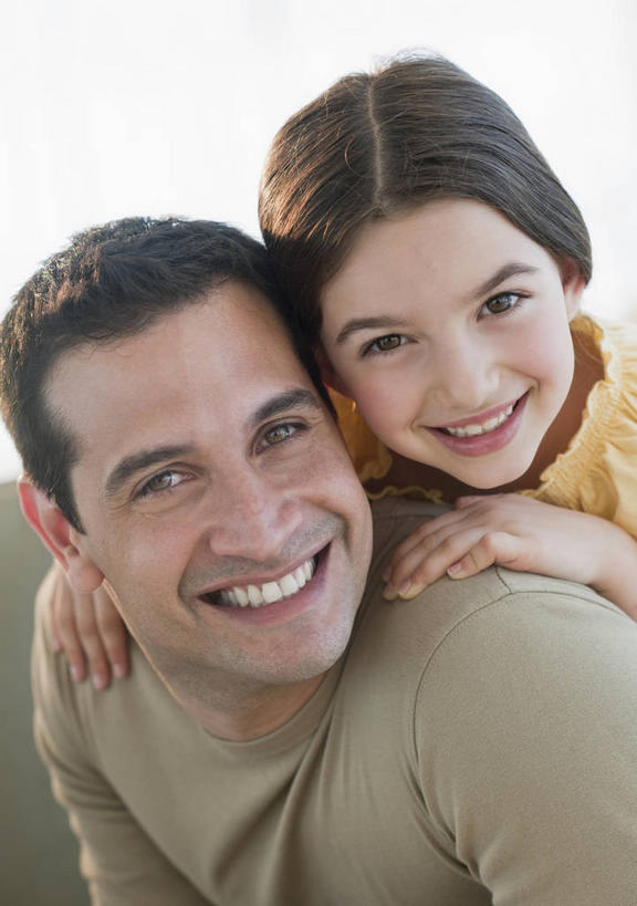 西方人,儿童,中年人,两个人,家庭,父亲,女儿,坐,笑,微笑,露齿笑,竖图,室内,白天,正面,纯洁,欧洲,欧洲人,阴影,服装,反射,影子,依偎,注视,休闲装,小孩,衣服,观察,看,靠,靠着,倚靠,休闲,温暖,温馨,父女,一家人,休闲服,父爱,可爱,童年,童趣,搭,服饰,观看,和睦,察看,倚着,搭着,关注,童真,烂漫,无邪,依附,依赖,投靠,天真,男人,男性,女孩,中年男性,白种人,孩子,坐着,半身,彩图,融洽,女生