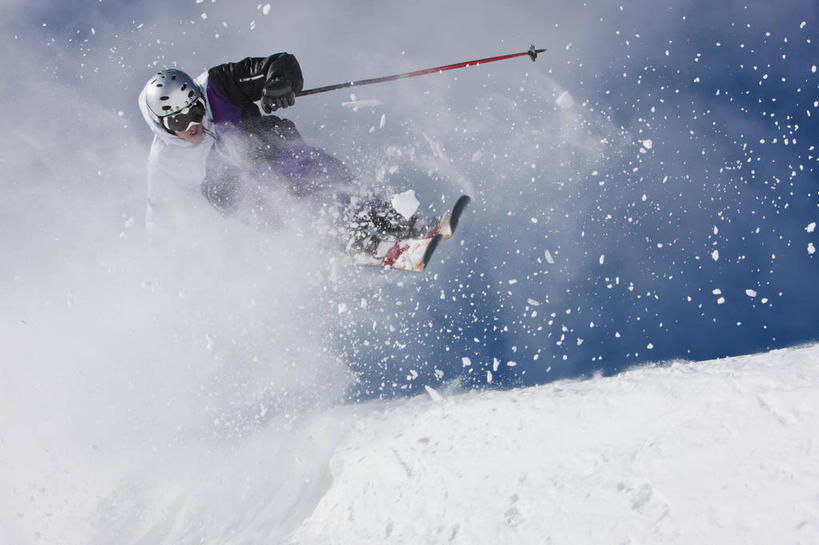 西方人,一个人,跳,横图,室外,白天,仰视,锻炼,旅游,度假,安全,运动,美景,山,雪,雪山,大雪,帽子,欧洲,美国,欧洲人,仅一个男性,仅一个人,仅一个中年男性,握,阴影,服装,光线,工具,器材,头盔,眼镜,影子,冰,积雪,景观,山峰,雪景,云,云朵,冬季,冬天,防护,山峦,半空,拿,云彩,拿着,注视,娱乐,运动器械,衣服,蓝色,紫色,白云,蓝天,天空,阳光,自然,安全帽,手套,天,观察,看,享受,休闲,温暖,器械,健身器械,景色,放松,寒冷,握着,服饰,晴朗,拐杖,观看,保暖,护目镜,保护,滑雪板,滑雪杖,察看,冰冷,北美,北美洲,御寒,关注,自然风光,室外运动,滑雪镜,美洲,保险,健身器材,户外运动,滑雪服,滑雪装备,科罗拉多州,科罗拉多,北亚美利加洲,亚美利加洲,保全,周全,安稳,安定,防护手套,严寒,辅助设备,冰凉,酷寒,凛冽,凛凛,极冷,安全防护眼镜,百年州,圣米格尔县,特柳赖德,竞技服,旅游服,冬装,平安,男人,男性,中年男性,白种人,晴空,跳跃,彩图,低角度拍摄,全身,健身,雪镜,防护眼镜,运动器材