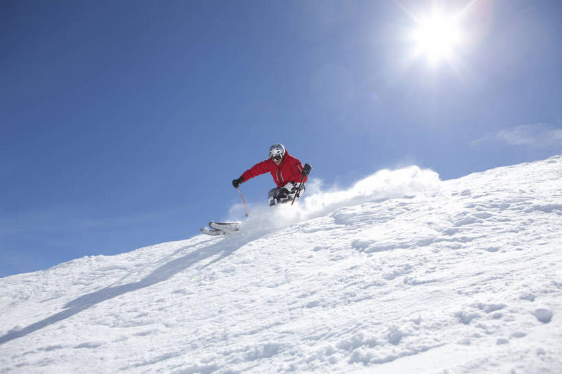 西方人,一个人,横图,室外,白天,仰视,锻炼,旅游,度假,安全,运动,美景,山,雪,雪山,大雪,帽子,欧洲,美国,欧洲人,仅一个男性,仅一个人,仅一个中年男性,握,阴影,服装,光线,工具,器材,头盔,眼镜,影子,冰,积雪,景观,山峰,雪景,冬季,冬天,防护,山峦,拿,拿着,注视,娱乐,运动器械,衣服,红色,蓝色,蓝天,天空,阳光,自然,安全帽,手套,天,观察,看,享受,休闲,温暖,器械,健身器械,景色,放松,寒冷,握着,服饰,晴朗,拐杖,观看,保暖,护目镜,保护,滑雪板,滑雪杖,察看,冰冷,北美,北美洲,御寒,关注,自然风光,室外运动,滑雪镜,美洲,保险,健身器材,户外运动,滑雪服,滑雪装备,科罗拉多州,万里无云,科罗拉多,北亚美利加洲,亚美利加洲,保全,周全,安稳,安定,防护手套,严寒,辅助设备,冰凉,酷寒,凛冽,凛凛,极冷,安全防护眼镜,百年州,圣米格尔县,特柳赖德,竞技服,旅游服,冬装,平安,男人,男性,中年男性,白种人,晴空,晴空万里,彩图,低角度拍摄,镜头光晕,全身,透镜闪耀,眩光,健身,雪镜,防护眼镜,运动器材