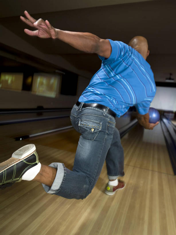 西方人,一个人,伸展双臂,竖图,室内,白天,锻炼,运动,保龄球,欧洲,非洲,黑人,欧洲人,仅一个男性,仅一个人,仅一个中年男性,握,阴影,服装,裤子,反射,影子,保龄球馆,保龄球瓶,速度,拿,拿着,牛仔裤,休闲装,娱乐,运动器械,球道,背面,衣服,蓝色,休闲,休闲服,健身器械,力量,平衡,握着,服饰,张开双腿,技巧,协调,健身器材,灵敏,球馆,柔韧,趣味,耐力,抗争,球瓶,保龄球道,指孔,展开双腿,体育,地滚球,男人,男性,中年男性,非洲人,敞开双臂,伸开双臂,展开双肩,张开手臂,张开双臂,半身,彩图,健身,运动器材,伸展双腿