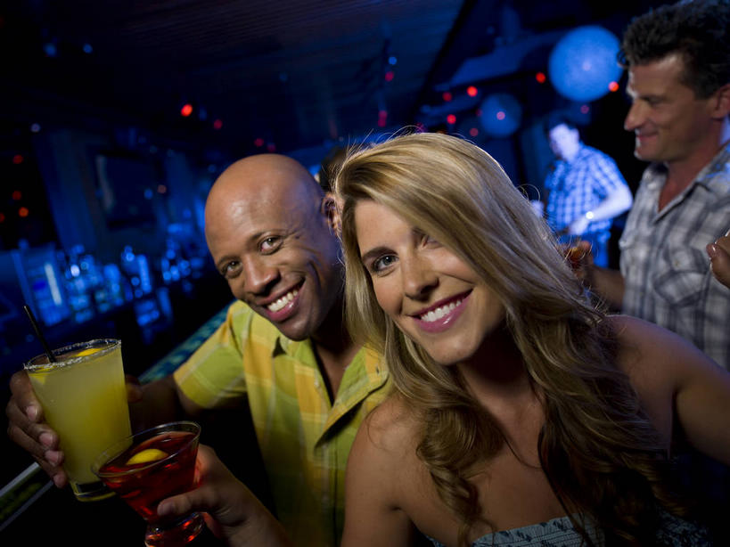 果汁,西方人,三个人,伙伴,朋友,酒吧,坐,笑,微笑,露齿笑,横图,室内,夜晚,正面,爱情,聚会,奢侈,夜生活,友谊,杯子,照明,欧洲,欧洲人,握,阴影,服装,朦胧,模糊,庆祝,光线,影子,灯光,饮品,浪漫,拿,拿着,注视,休闲装,娱乐,顶灯,玻璃制品,灯,饮料,衣服,水杯,灯具,干杯,观察,看,碰杯,休闲,温暖,温馨,休闲服,恩爱,放松,交际,友好,握着,恋人,服饰,观看,夜店,照亮,庆贺,和睦,察看,照明设备,关注,可口,礼仪,夜总会,敬酒,劝酒,适口,友情,男人,男性,年轻女性,女人,女性,中年男性,白种人,情侣,玻璃杯,坐着,半身,彩图,酒吧间,酒馆,伴侣,融洽