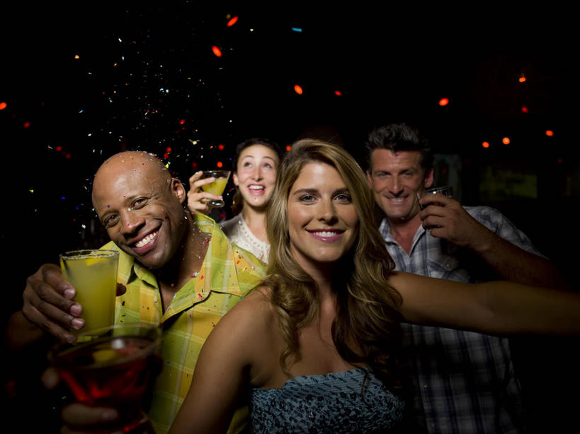 果汁,西方人,四个人,伙伴,朋友,酒吧,坐,笑,微笑,露齿笑,横图,室内,夜晚,正面,爱情,聚会,奢侈,夜生活,友谊,杯子,照明,欧洲,欧洲人,握,阴影,服装,朦胧,模糊,光线,影子,灯光,饮品,浪漫,拿,拿着,注视,休闲装,娱乐,顶灯,玻璃制品,灯,饮料,衣服,水杯,灯具,观察,看,休闲,温暖,温馨,休闲服,恩爱,放松,握着,恋人,服饰,观看,夜店,照亮,和睦,察看,照明设备,关注,可口,夜总会,适口,友情,男人,男性,年轻女性,女人,女性,中年男性,白种人,情侣,玻璃杯,坐着,半身,彩图,酒吧间,酒馆,伴侣,融洽