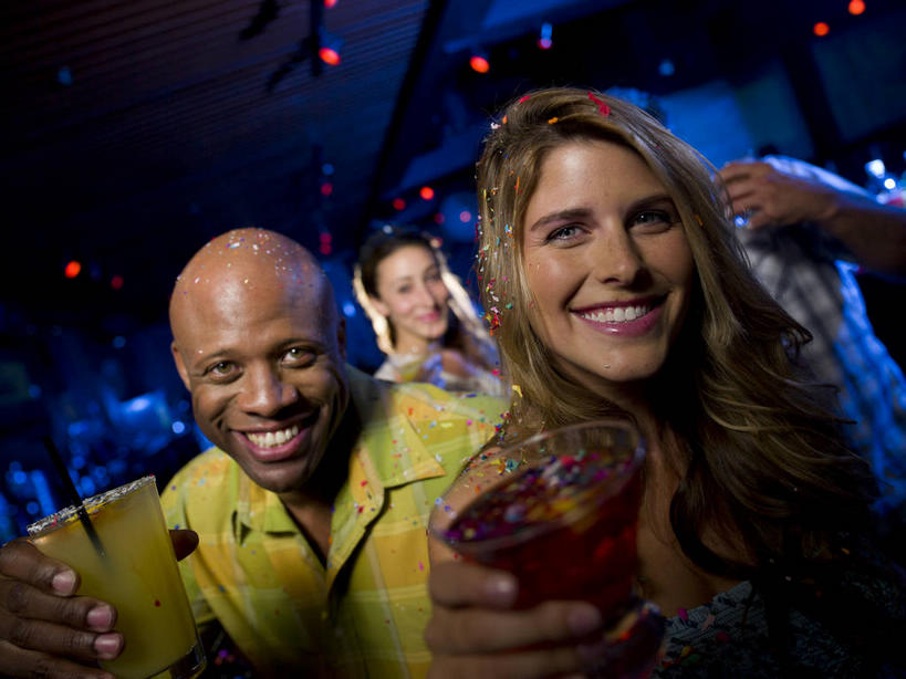 果汁,西方人,四个人,伙伴,朋友,酒吧,站,坐,笑,微笑,露齿笑,横图,室内,夜晚,正面,爱情,聚会,奢侈,夜生活,友谊,杯子,照明,欧洲,欧洲人,握,阴影,服装,朦胧,模糊,光线,影子,灯光,饮品,浪漫,拿,拿着,注视,休闲装,娱乐,顶灯,玻璃制品,灯,饮料,衣服,水杯,灯具,观察,看,站着,休闲,温暖,温馨,休闲服,恩爱,放松,握着,恋人,服饰,观看,夜店,照亮,和睦,察看,照明设备,关注,可口,夜总会,适口,友情,男人,男性,年轻女性,女人,女性,中年男性,白种人,情侣,玻璃杯,站立,坐着,半身,彩图,酒吧间,酒馆,伴侣,融洽