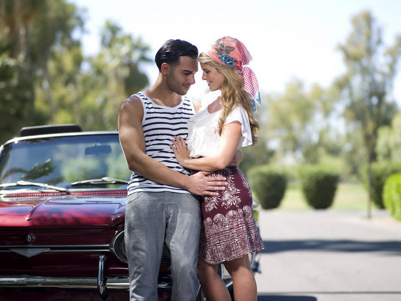 西方人,两个人,站,横图,室外,白天,正面,爱情,植物,窗户,道路,路,公路,汽车,照明,欧洲,欧洲人,阴影,服装,朦胧,模糊,光线,头巾,影子,交通,跑车,浪漫,注视,休闲装,玻璃窗,相视,车,灯,树,树木,衣服,蓝色,绿色,蓝天,天空,阳光,自然,车窗,灯具,交通工具,天,观察,看,站着,休闲,温暖,温馨,面对面,休闲服,恩爱,恋人,服饰,生长,晴朗,成长,观看,对视,照亮,和睦,察看,互视,照明设备,关注,载具,相对,敞篷跑车,前照灯,前大灯,万里无云,相看,车前灯,男人,男性,年轻男性,年轻女性,女人,女性,白种人,情侣,晴空,晴空万里,马路,站立,半身,彩图,伴侣,融洽