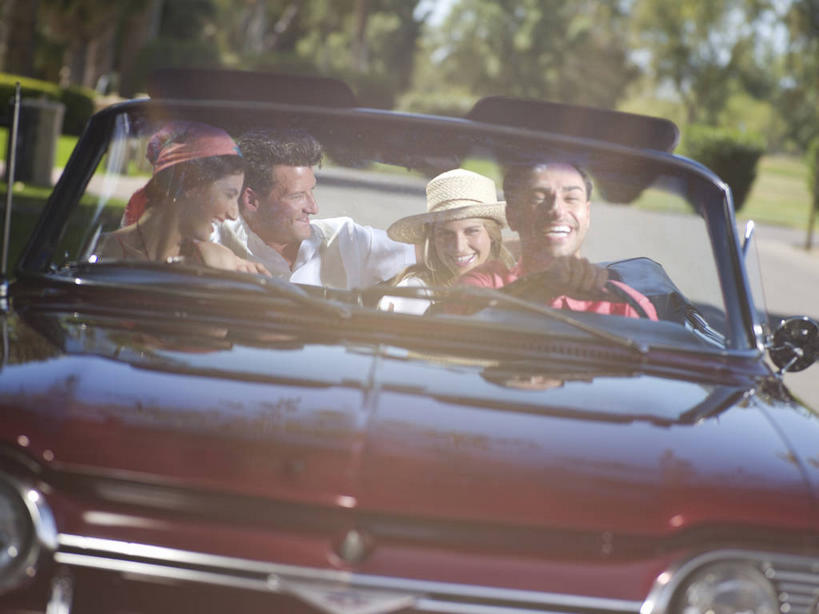 西方人,四个人,伙伴,朋友,坐,笑,微笑,露齿笑,横图,室外,白天,正面,爱情,友谊,机器,仪器,植物,窗户,道路,路,公路,汽车,帽子,照明,欧洲,欧洲人,握,阴影,服装,朦胧,模糊,光线,影子,交通,跑车,浪漫,注视,休闲装,设备,玻璃窗,车,灯,树,树木,衣服,绿色,阳光,自然,车窗,方向盘,遮阳帽,灯具,交通工具,观察,驾驶,看,行驶,休闲,温暖,温馨,休闲服,恩爱,握着,恋人,服饰,生长,成长,观看,操纵,照亮,和睦,控制,察看,照明设备,关注,载具,敞篷跑车,操控,前照灯,前大灯,车前灯,把持,友情,男人,男性,年轻男性,年轻女性,女人,女性,中年男性,中年女性,白种人,情侣,马路,坐着,半身,彩图,伴侣,融洽