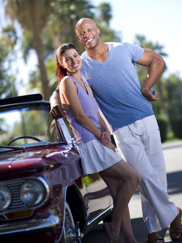 西方人,两个人,站,笑,微笑,露齿笑,竖图,室外,白天,正面,爱情,植物,窗户,道路,路,公路,汽车,照明,欧洲,欧洲人,阴影,服装,朦胧,模糊,光线,影子,交通,跑车,浪漫,注视,休闲装,手叉腰,玻璃窗,车,灯,树,树木,衣服,蓝色,绿色,蓝天,天空,阳光,自然,车窗,灯具,交通工具,天,叉腰,观察,看,靠,靠着,倚靠,站着,休闲,温暖,温馨,休闲服,恩爱,恋人,服饰,生长,晴朗,成长,观看,照亮,和睦,察看,倚着,照明设备,关注,载具,敞篷跑车,前照灯,前大灯,万里无云,车前灯,单手叉腰,男人,男性,年轻女性,女人,女性,中年男性,白种人,情侣,晴空,晴空万里,马路,站立,半身,彩图,伴侣,融洽