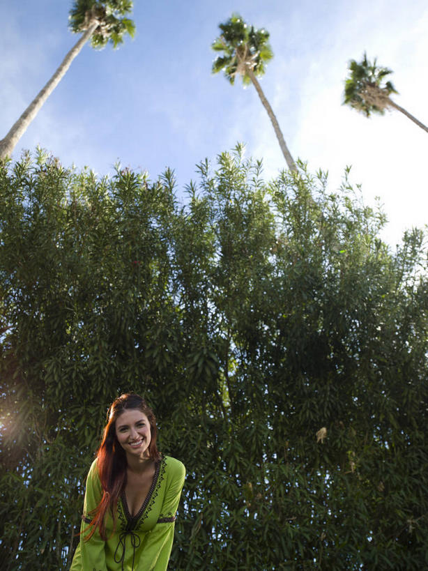 西方人,一个人,站,笑,微笑,露齿笑,竖图,室外,白天,仰视,植物,棕榈树,叶子,欧洲,欧洲人,仅一个年轻女性,仅一个女性,仅一个人,撑,弯腰,阴影,服装,光线,影子,云,云朵,绿叶,云彩,注视,休闲装,树,树木,衣服,蓝色,绿色,白云,蓝天,天空,阳光,自然,天,观察,看,站着,休闲,休闲服,嫩叶,服饰,生长,晴朗,成长,观看,察看,撑着,关注,棕榈叶,弯身,年轻女性,女人,女性,白种人,叶,叶片,晴空,棕树,棕榈,站立,半身,彩图,低角度拍摄