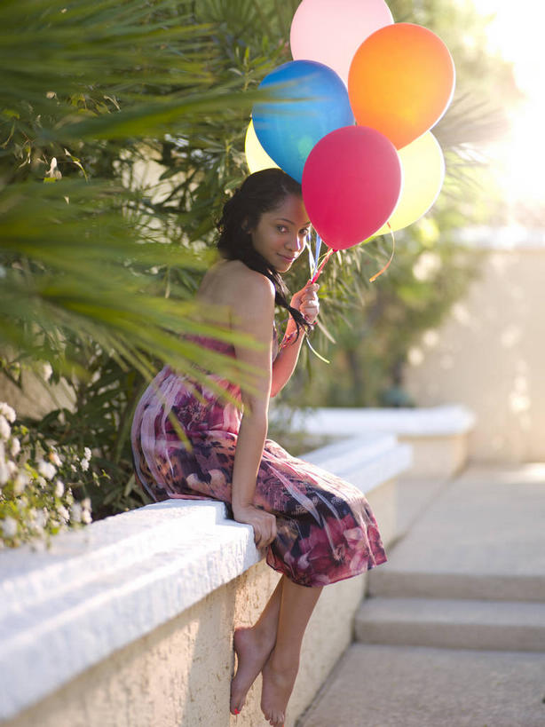 西方人,一个人,坐,笑,微笑,竖图,彩色,室外,白天,侧面,裙子,游戏,植物,玩具,欧洲,非洲,黑人,欧洲人,仅一个年轻女性,仅一个女性,仅一个人,握,阴影,连衣裙,服装,光线,影子,塑料,拿,玩,拿着,扭头,注视,光脚,娱乐,树,树木,衣服,绿色,阳光,自然,气球,塑料制品,观察,看,转头,休闲,赤脚,充气玩具,橡胶,益智,握着,服饰,生长,成长,观看,活动,五颜六色,色彩斑斓,察看,衣着,穿着,发泄,关注,消遣,智力,五彩缤纷,橡胶制品,宣泄,五彩斑斓,衣饰,五光十色,年轻女性,女人,女性,非洲人,玩耍,嬉戏,坐着,彩图,全身