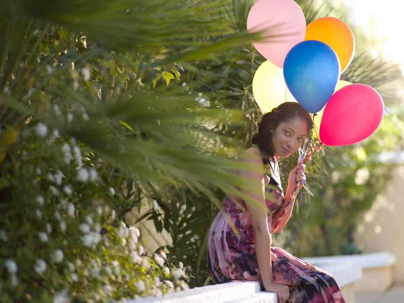 西方人,一个人,坐,笑,微笑,横图,彩色,室外,白天,侧面,裙子,游戏,植物,玩具,欧洲,非洲,黑人,欧洲人,仅一个年轻女性,仅一个女性,仅一个人,许多,握,阴影,连衣裙,服装,光线,影子,塑料,很多,拿,玩,拿着,扭头,注视,娱乐,树,树木,衣服,绿色,阳光,自然,气球,塑料制品,观察,看,转头,休闲,充气玩具,橡胶,益智,握着,服饰,生长,成长,观看,活动,五颜六色,色彩斑斓,察看,衣着,穿着,发泄,关注,消遣,智力,五彩缤纷,橡胶制品,宣泄,五彩斑斓,衣饰,五光十色,年轻女性,女人,女性,非洲人,玩耍,嬉戏,坐着,半身,彩图